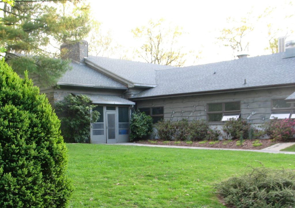 Lineberger Dining and Meeting Hall at Lutheridge across a green lawn